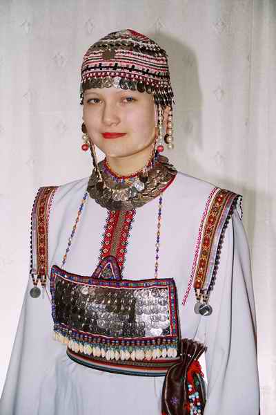 Девушка в национальном костюме средне-низовых чувашей