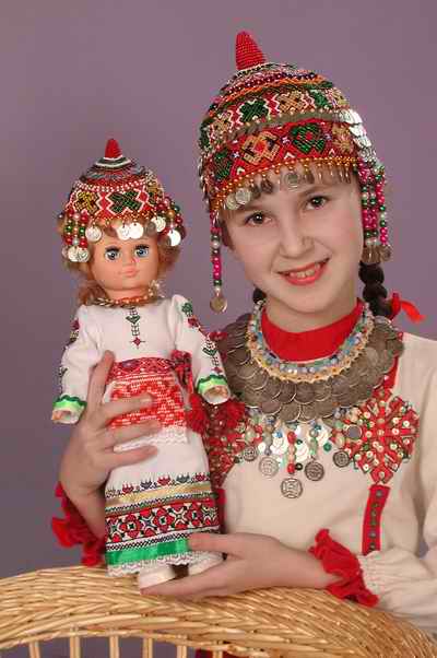Девочка в чувашском костюме с куклой